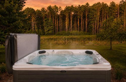 Hot Tub, 2 Fire Pits, Pond, Tonal & Pet-Friendly - Photo 3