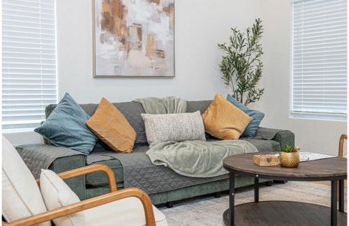 5BR3BA Minutes from the Action with Skyline Views - Foto 1