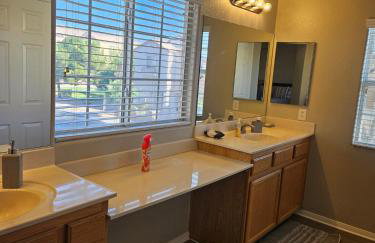 This cute 3 bedroom 2 and half bath is cozy - Photo 46