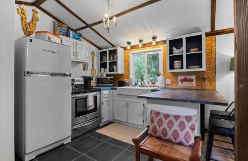 The Heartwood Hideaway-Charming Cabin Getaway-Trails, Creek, and Starry Nights - Foto 67