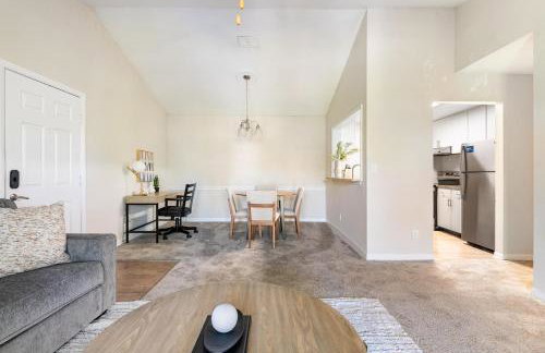 Landing Stunning 2BD Tennis Court Gym - Photo 3