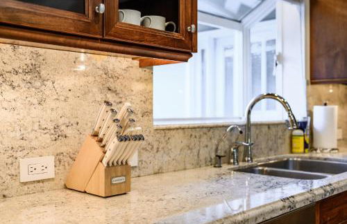 Airy Large Backyard Oasis Perfect Family Getaway - Foto 18