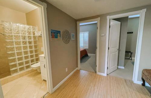 2 min walk to beach! Large Home! Rooftop Deck! - Foto 31