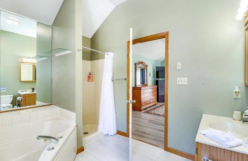 Private Hot Tub Lakefront Poconos Home! - Foto 15