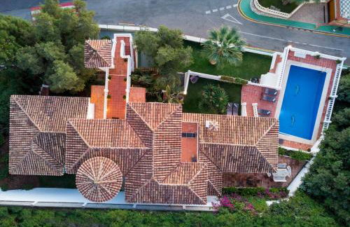 Large Family Villa 500m From Beach with Stunning Views - Photo 33