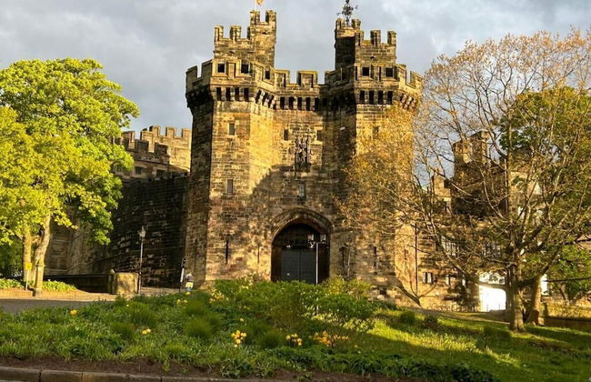 Secret Suites Lancaster - Photo 30