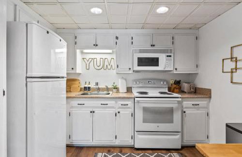 Famous MUSIC ROW 1 Bedroom Condo with FREE Parking and Pool - Foto 20