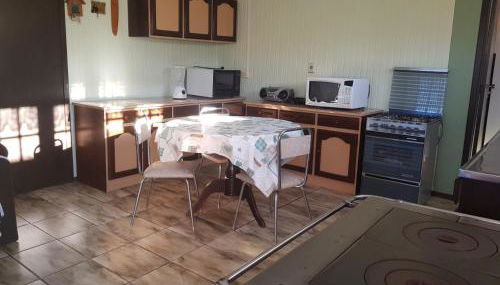 CASA COMPLETA, CENTRO, 4 Qtos, Wi-Fi, 130m quadrados, 4 Camas Casal, Churrasqueira e Apetrechos, Vasto Quintal e Varanda nos Fundos, 2 Banheiros, 9 Pessoas, Área Frontal, Garagem Coberta, Estacionamento Interno 2 Carros, Fogão a Lenha - Foto 2