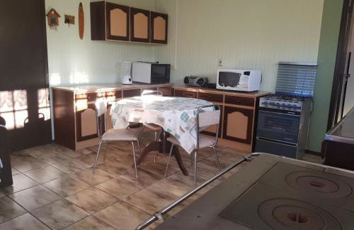 CASA COMPLETA, CENTRO, 4 Qtos, Wi-Fi, 130m quadrados, 4 Camas Casal, Churrasqueira e Apetrechos, Vasto Quintal e Varanda nos Fundos, 2 Banheiros, 9 Pessoas, Área Frontal, Garagem Coberta, Estacionamento Interno 2 Carros, Fogão a Lenha - Foto 2