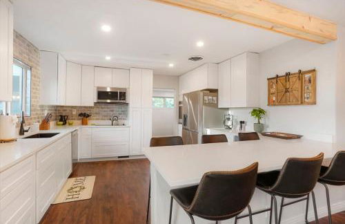 One of a Kind Home with HOT TUB Pool Table and Fire Pit 4 Miles to DT - Foto 17