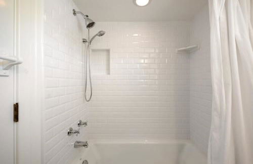 Scout's Lakehouse Retreat by Colby & Conrad - Foto 21