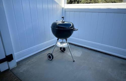 Creature Comforts Suite-Private Hot Tub-Sleeps 2 - Foto 9