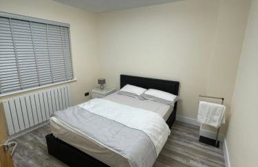 Modern 4-bedroom entire house with Garden - Foto 3