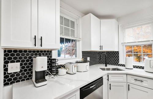 1 min to DC 8 beds sleeps 16 with yard and parking - Foto 22