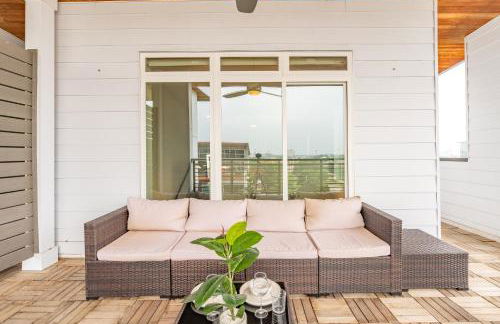 RiverWalk PentHouse Oasis w/Free Parking Gym Pool - Photo 33