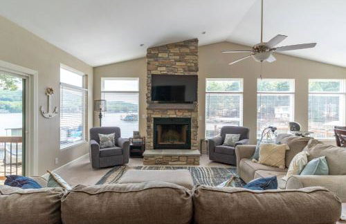 Charming Waterfront Cabin - Sleeps 10 - Photo 28