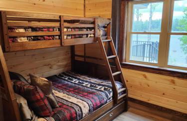 Family Friendly Lakefront Cottage, Ambajejus Lake - Foto 16