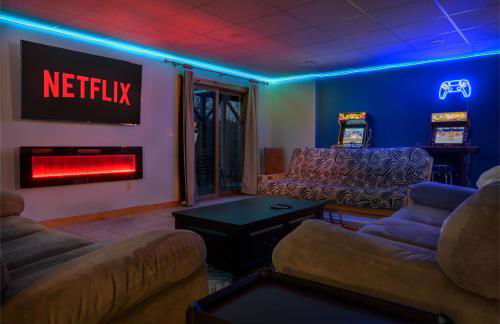 3 Mi to SR! Sleeps 25, Spacious, Hot Tub, Arcade! - Foto 9