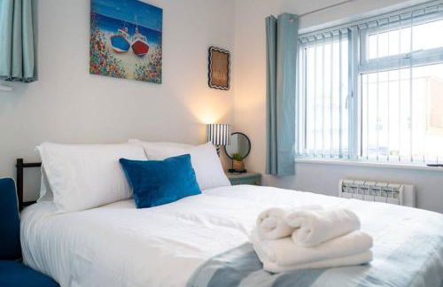 The Little Blue House by Sheppey Stays -Cosy 2BR Blue House - Near Docks with Parking - Foto 39