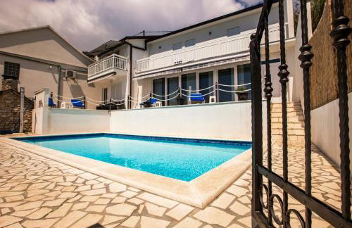 Holiday home Leko with outdoor pool and hot tub , can fit 22 people - Foto 16