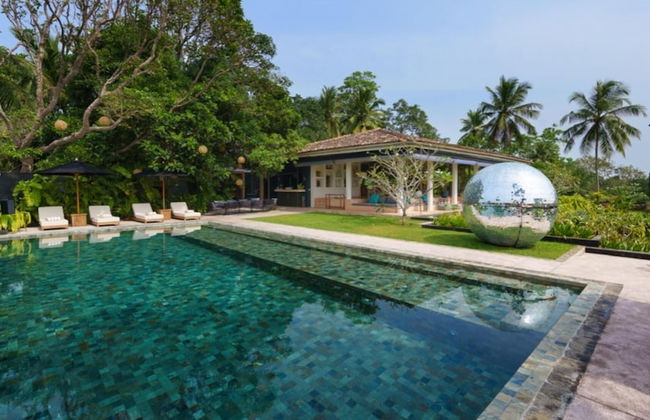 Cool and Contemporary Hilltop Villa With Ocean Views - Photo 41