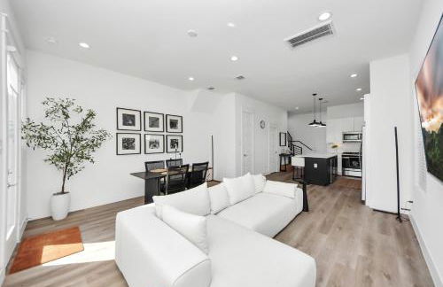 Stylish & Spacious 3BR Gem With Hot tub Near Downtown - Foto 1