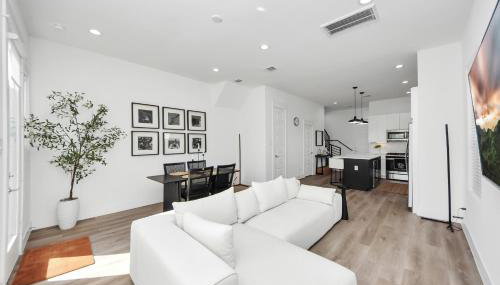 Stylish & Spacious 3BR Gem With Hot tub Near Downtown - Foto 1