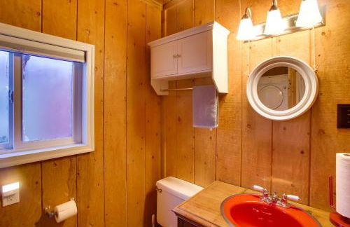 Charming Lakefront Cabin with Deck and Fire Pit! - Foto 14