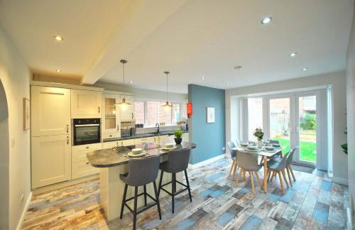 Luxury Bungalow, 3 bedrooms, 5 beds, sleeps 8, transport links, parking, Wi-Fi - Foto 1