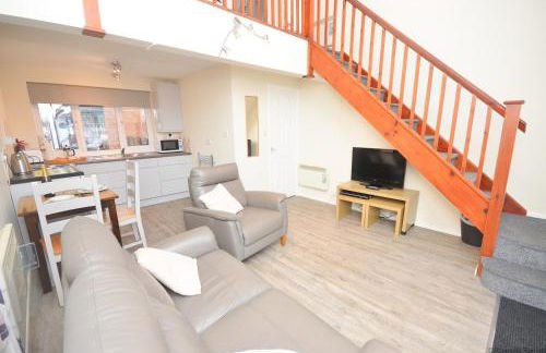 Cavell - sleeps 2 people right in the heart of Wroxham on the Norfolk Broads - Photo 4