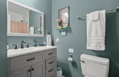 Fun & Funky Asheville Home with Pool Table, Darts - Foto 25