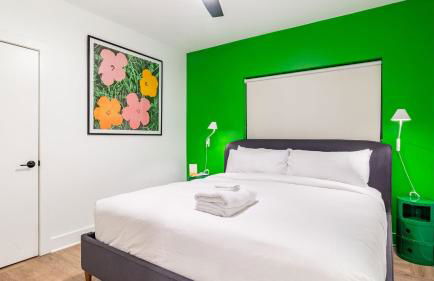 Dual Bachelor Pads w/ Rooftop Lounge & Games Sleeps 26 5 Min to Broadway - Foto 77