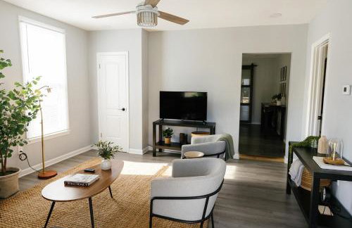 "The Homestead" UPSCALE STAY - Downtown with Yard - Foto 17