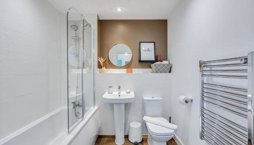 Penthouse Apartment - City Centre - Secure Parking, Balcony, Self-Check-In, Fast Wifi and Smart TV with Netflix by Yoko Property - Foto 5, Shower