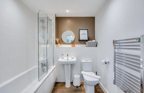 Penthouse Apartment - City Centre - Secure Parking, Balcony, Self-Check-In, Fast Wifi and Smart TV with Netflix by Yoko Property - Photo 5