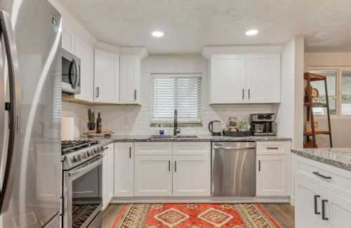 Backyard BBQ Retreat: Central 3bd - Prime Location - Foto 17