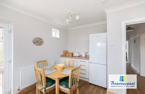 MUDEFORD ESCAPE by BOURNECOAST - A Chalet Bungalow with a Garden - Ideal for Family Getaways - HB9600 - Foto 6