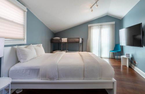 3-Story Townhome Free Parking Private Patio Washer-Dryer - Foto 16