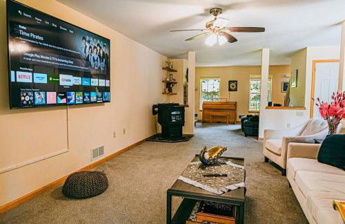 Gorgeous Cozy 5 Bedroom House with Hottub,Lake,Pool - Foto 13