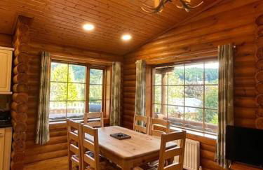 Solid Log Cabin With Private Hot Tub - Oak - Foto 11