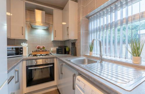 Glenroy Place - sleeps 7, private drive, log burner - Foto 5