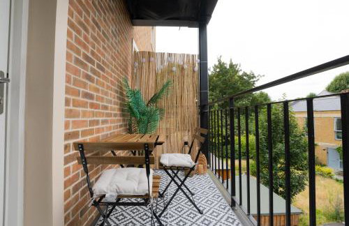 Stylish 2BR Apartment With Balcony Next To Station - Foto 27