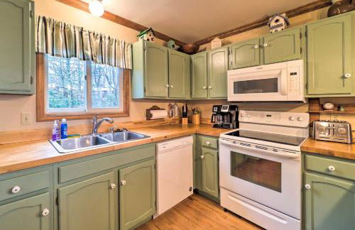 Pool and Lake Access Mtn-View Cottage in Newland - Foto 5