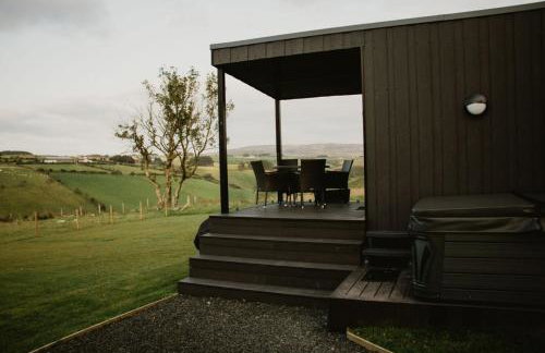 Luxury Glamping Cabin sleeping 4 People with Private Hot Tub and BBQ with views across the North Coast Ballycastle Pod 2 - Foto 39