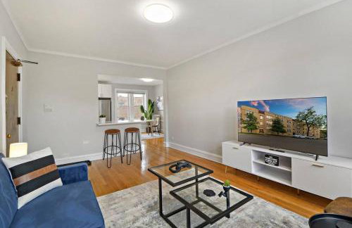 Spacious & Inviting 1BR Apt in Chicago - Cullom B2 - Photo 2