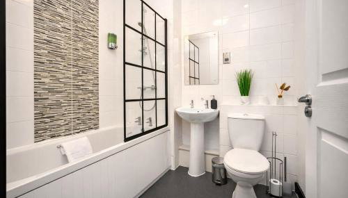 House in Salford with 4 Beds, 3 Doubles & 1 Single - In Salford, 10 mins Uber from Manchester City Centre - Nearby to Old Trafford, Manchester united, Trafford Park, Salford Quays & more - Perfect for Short or Long Stays - With Garden & Parking - Foto 5