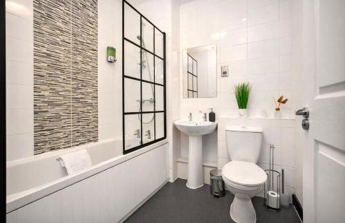 2 Bedroom House with 4 Beds, 3 Doubles & 1 Single - In Salford, 10 mins Uber from Manchester City Centre - Located in Salford close to Old Trafford, Manchester united, Trafford Park, Salford Quays & more! With Garden & Parking - By MAEVELA Manchester - Foto 4