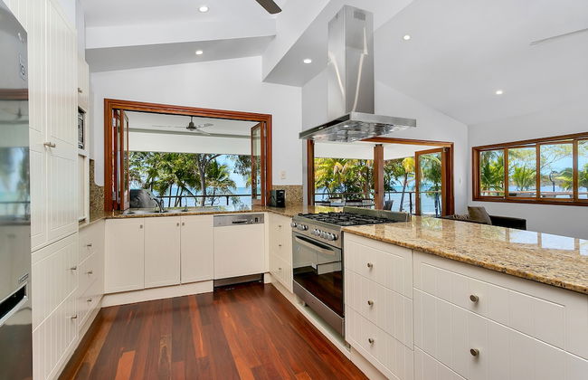 Reeflections Beachfront Holiday House - Photo 7