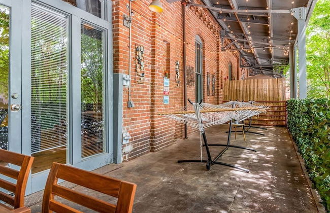 100 Year-old Historic Brick 2BR Loft Large Patio2 - Foto 8