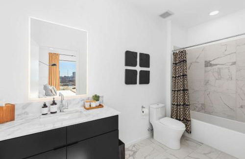 Penthouse Condo on River with Garage and Patio, Walk Downtown - Foto 20